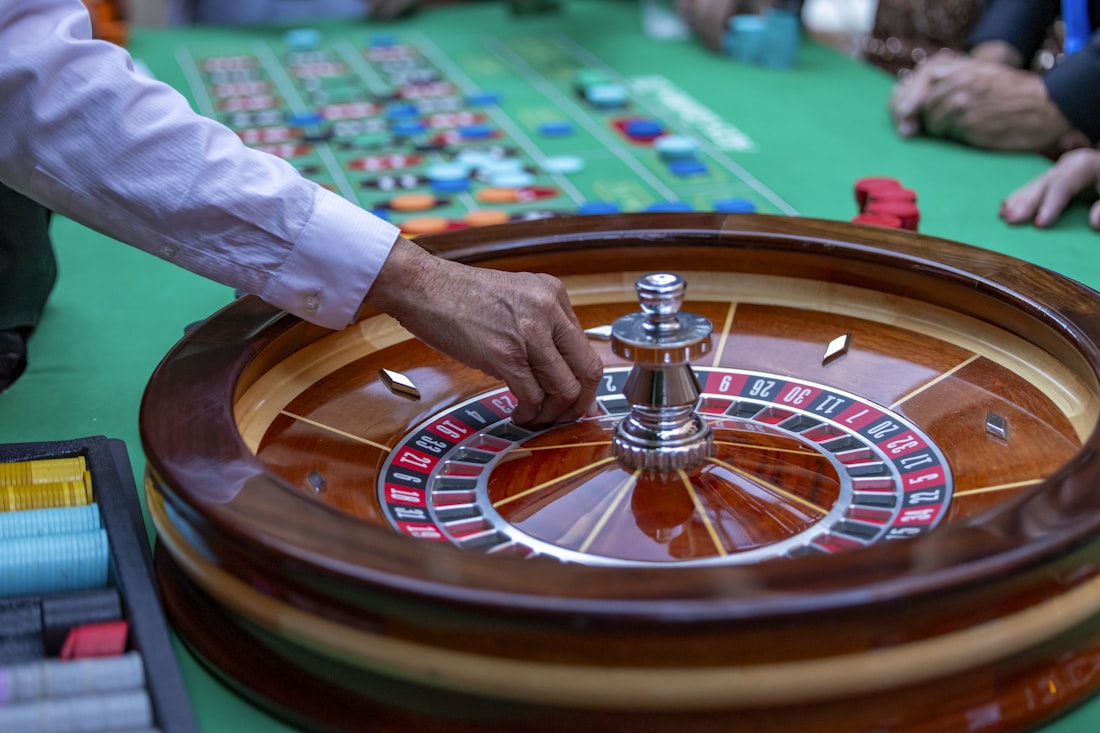 Meja poker hijau dengan susunan kartu dan chip