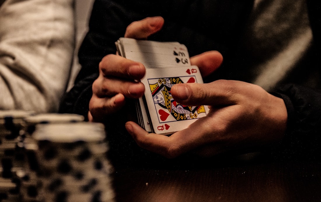 Kartu as raja poker di atas meja permainan