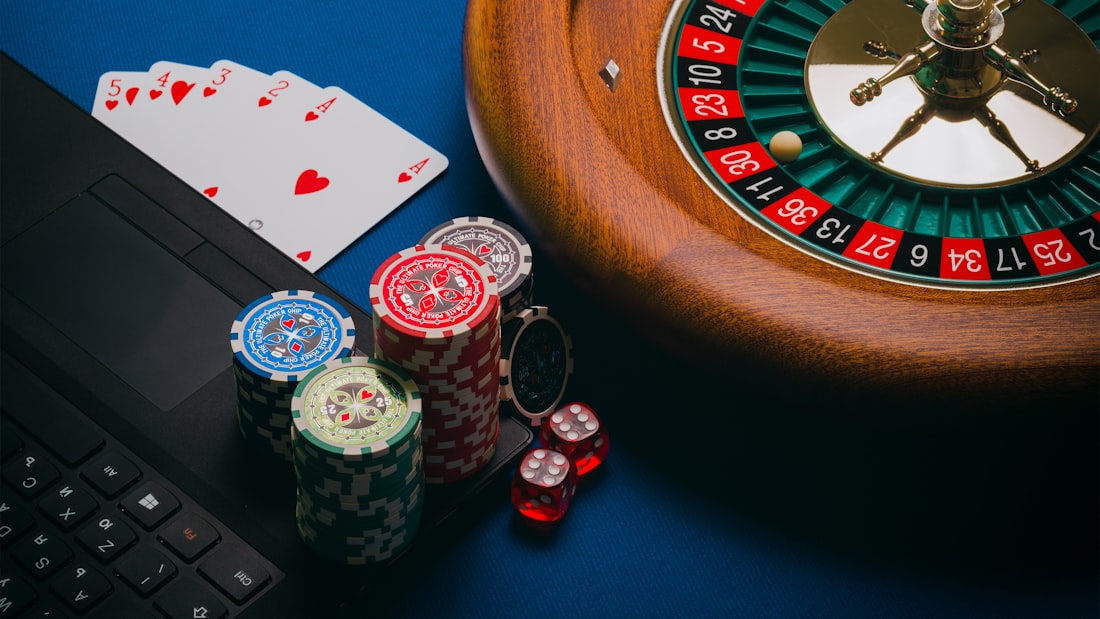 Chip permainan bertumpuk di atas meja
